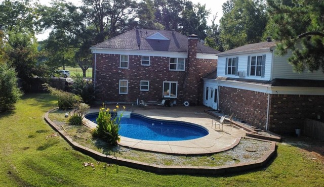 Roomy 6BR Home with Pool- Perfect for Groups