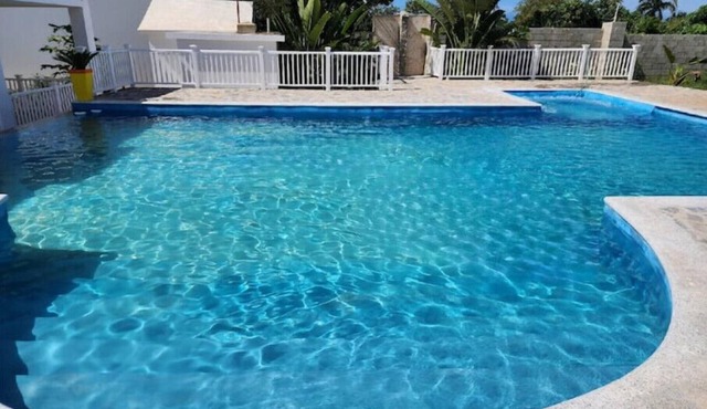 Roomy apartment for 4 people with large pool @ 5 minutes walk to the beachnn