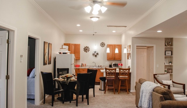 Roomy Apt. Downtown Floyd; Golden Maple Homestays