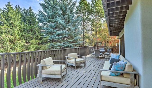 Roomy Avon Family Chalet w/Hot Tub in EagleVail!
