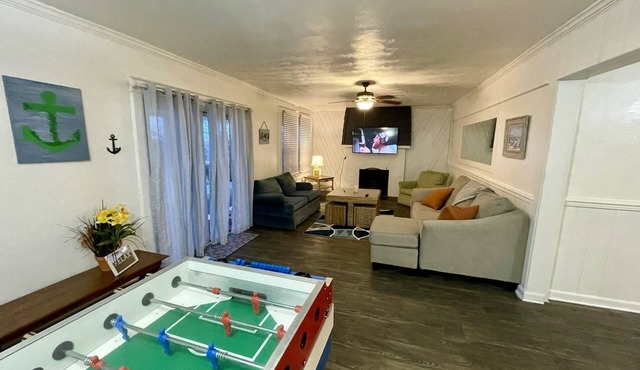 Roomy Beachfront Apartment! Game room, big deck, 2 bed/2 bath!