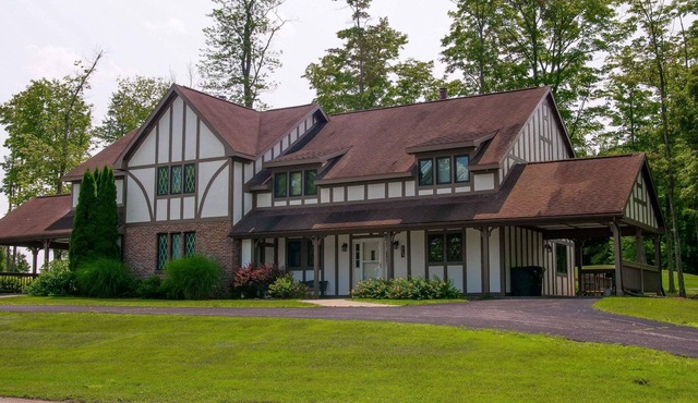 Roomy Beautiful Golf/Ski Condo