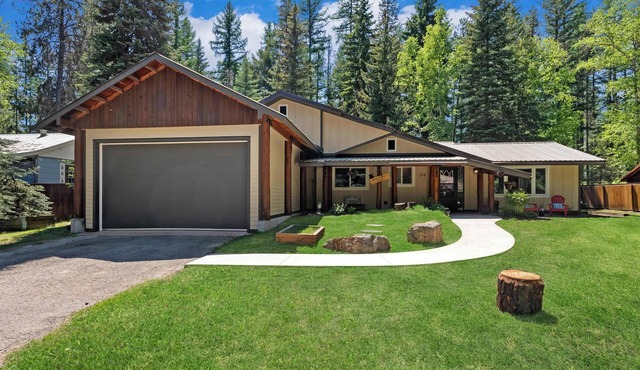 Roomy Cabin in West Glacier Village 1 mile to GNP