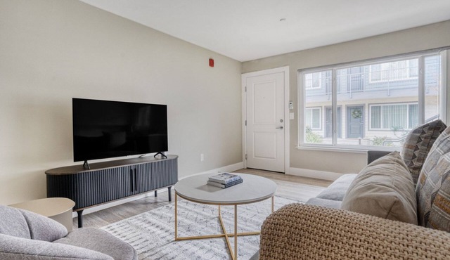 Roomy Campbell 1BR w/Gym, Pool & Hot Tub, walk to WF & TJ, by Blueground