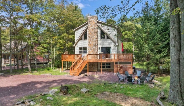 roomy CHALET-3 mts WALK2LAKE w/LINENS/FIREPIT/HOTTUB/GAMES/BB&JACK FROST Ski mts