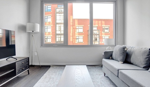 Roomy Clarendon 1BR w/Gym, W/D & Pool, walk to Metro, by Blueground