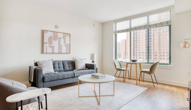 Roomy Clarendon 1BR w/W/D, Concierge & Gym, walk to Metro, by Blueground