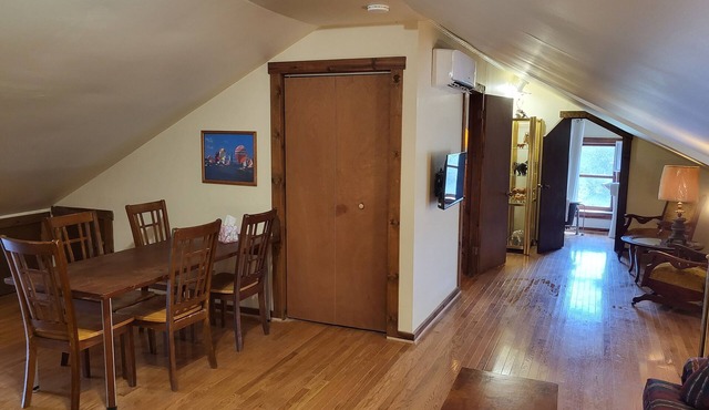 Roomy & Comfy Farmer's Suite in the Manor House!