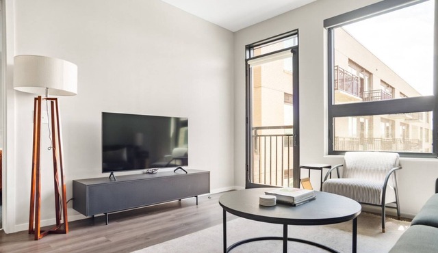 Roomy Congress Park 1BR w/ Gym & Pool, near shops & dining, by Blueground