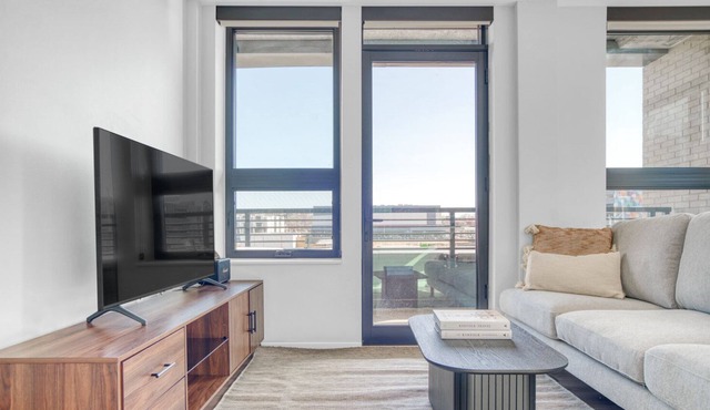 Roomy Congress Park 2BR w/ Gym & Pool, near shops & dining, by Blueground