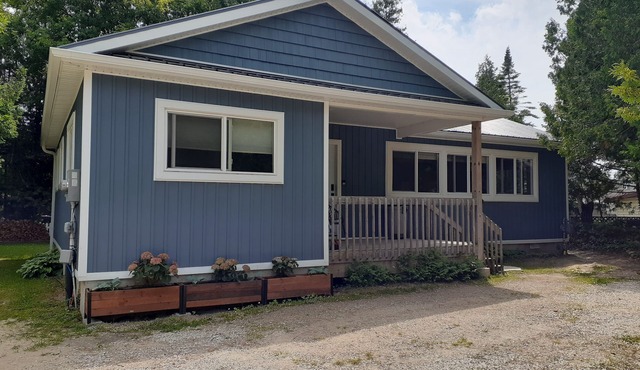 Roomy cottage close to Sauble's main beach!