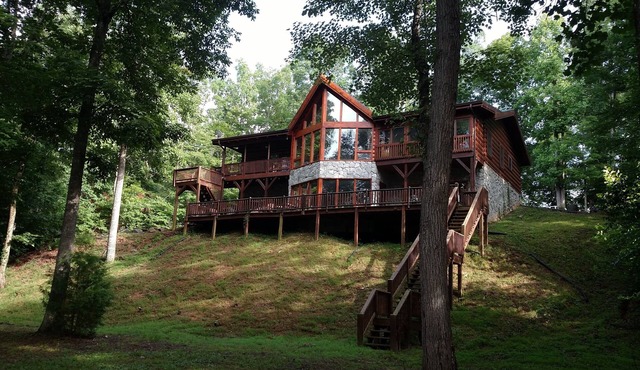 Roomy entire private lower level of log cabin on Green River, 6 min to TIEC.