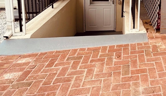 Roomy garden apartment close to hospitals, shopping and transportation!