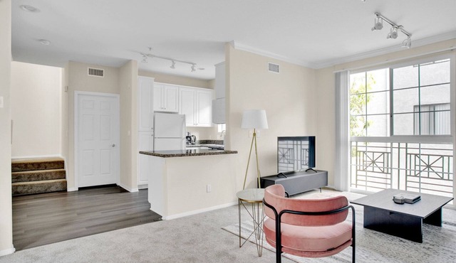 Roomy Glendale 2BR w/Gym, Pool & Jacuzzi, walk to Bars, by Blueground