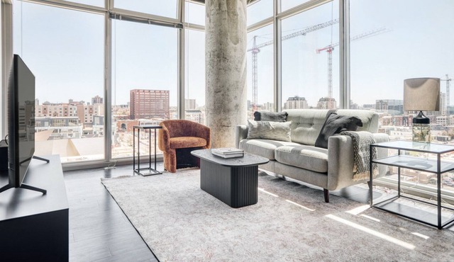 Roomy Golden Triangle 2BR w/ Gym & Pool nr Art Museum, by Blueground