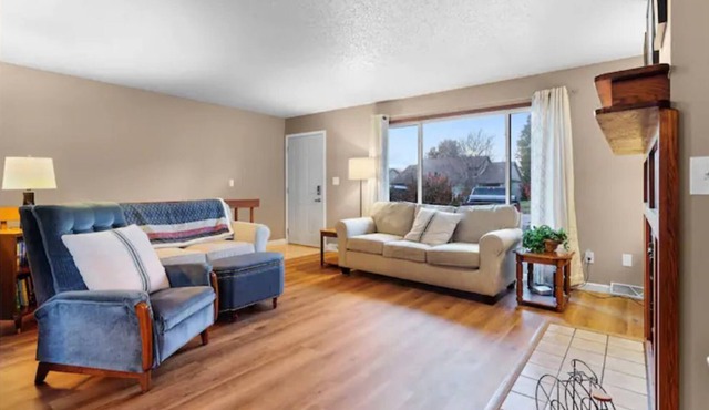 Roomy Hangout-4 bedroom home close to everything