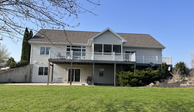 Roomy home on 18 acres 15 Min to EAA Airventure