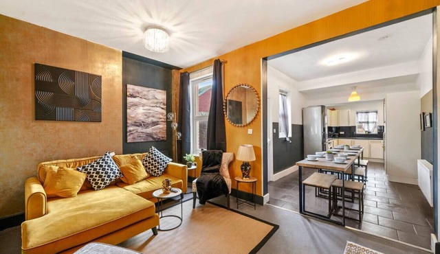 Roomy home with patio, near historic centre and station