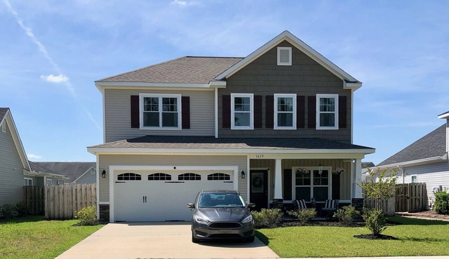 Roomy house close to the beaches! Community pool +bar room and garage