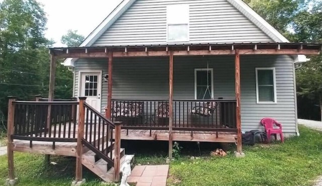 Roomy House on 2 private acres above the cliffs at Summersville Lakenn