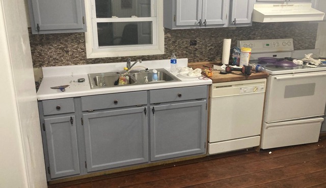 Roomy house on the deepest part of Lake Weiss-Fisherman's Paradise!