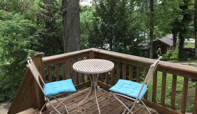 Roomy lakefront cottage with private access to lake, 30+days rentals only