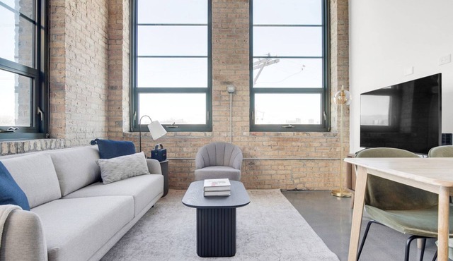 Roomy Lincoln Park 2BR w/Lounge, Roof & Gym, near DePaul, by Blueground