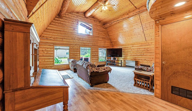 Roomy Log Cabin w/Hot Tub, Walk to Kenai River!