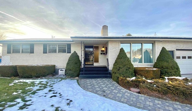 Roomy Midtown Home-Large and Central to Everything