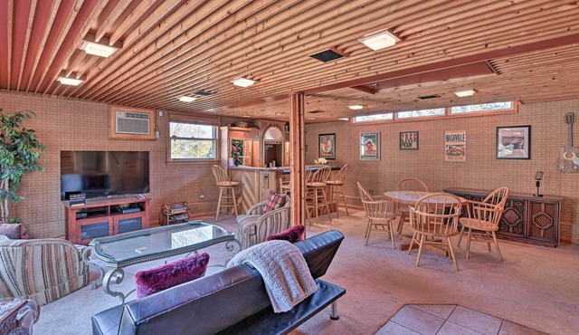 Roomy Nashville Getaway on Percy Priest Lake!