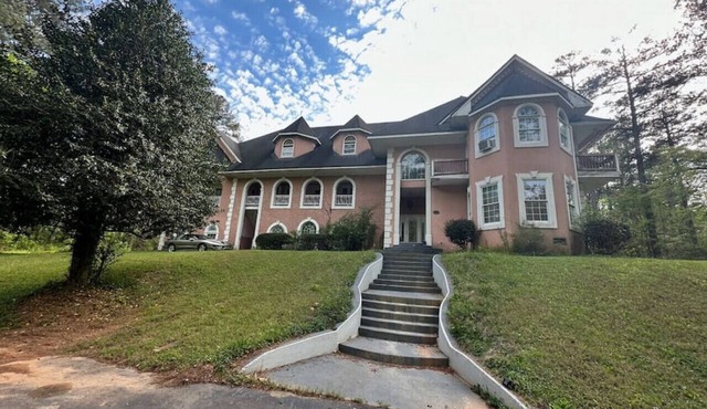 Roomy & Newly Renovated Guest House, Kitchen, Desk, Pet Friendly, Shared Patio!