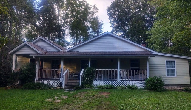 Roomy. older home. Good for groups! Good location for forest, and towns.