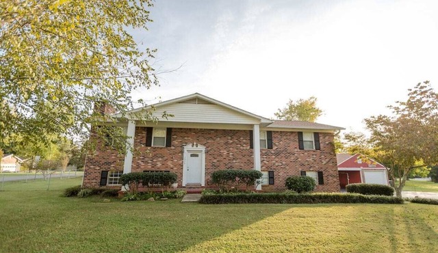 ROOMY!, pet friendly, fenced backyard.