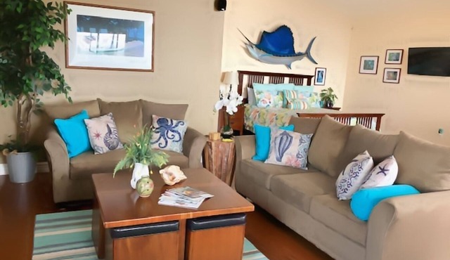 Roomy, Quaint, Studio Loft w/Bay View - Central SD Location