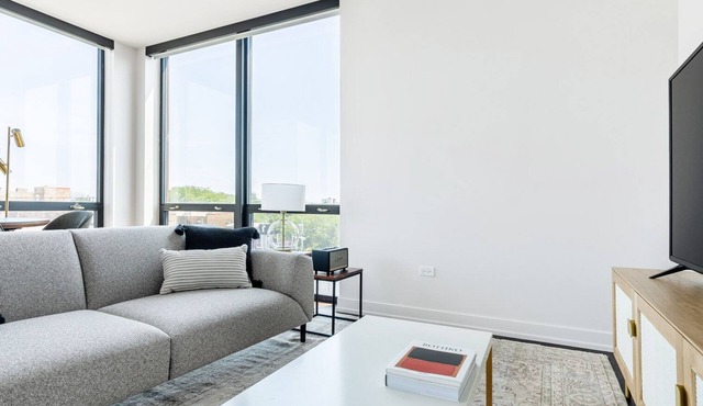 Roomy Ravenswood 2BR w/Rooftop, BBQ, next to Brown line, by Blueground