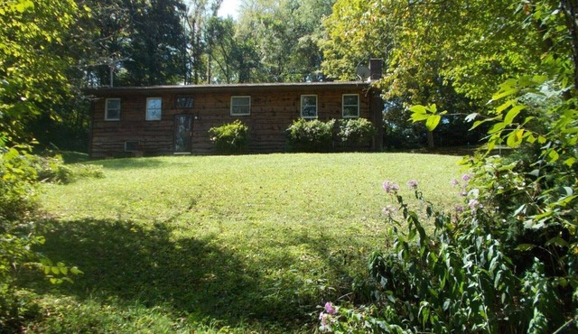 Roomy Relaxing House Large Yard Stores Restaurants Trails Lake River Paved Drive