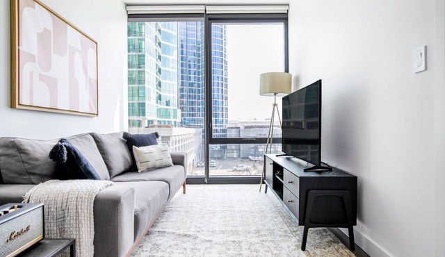 Roomy South Loop 1BR w/Pool, Lounge, walk to CTA Trains, by Blueground