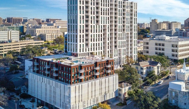 Roomy Studio at Austin Resort! Complete with Rooftop Pool, Fire Pit, and More!