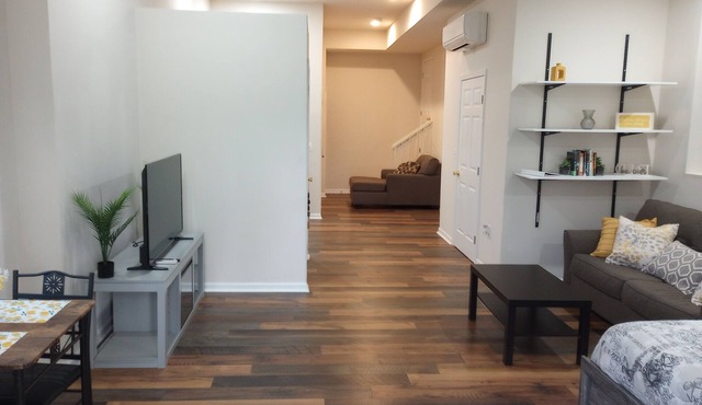 Roomy Studio Basment Apartment - 5 Min to Downtown
