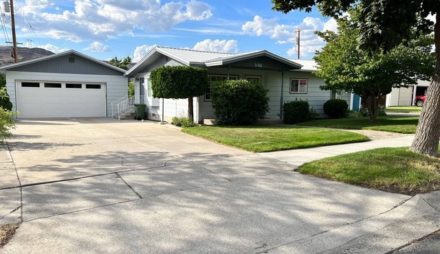 Roomy three bedroom home with Boat/RV parking