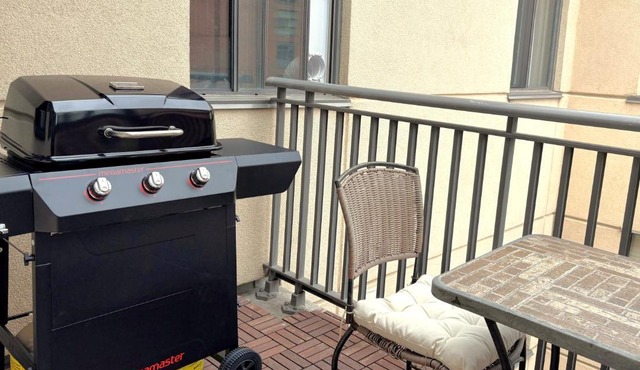 Roomy Top Floor at Stampede w Free Parking and AC