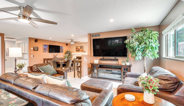 Roomy Tucson Home w/Hot Tub & Pickleball Court!
