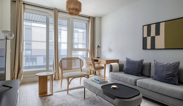 Roomy Ventilla 2br w/Swimming Pool, Doorman & Elevator, by Blueground