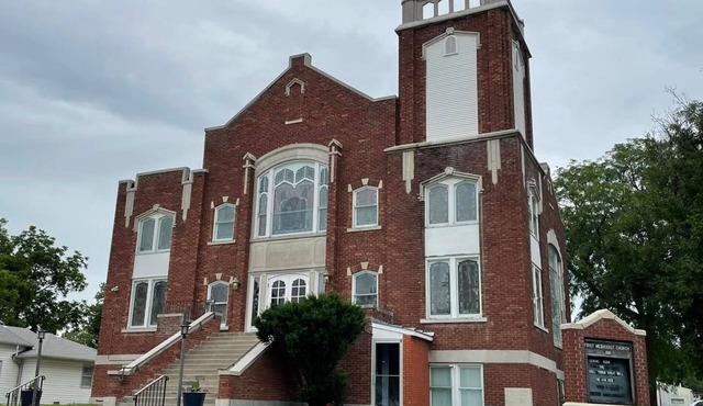 Roomy vintage retreat/repurposed church/pet friendly