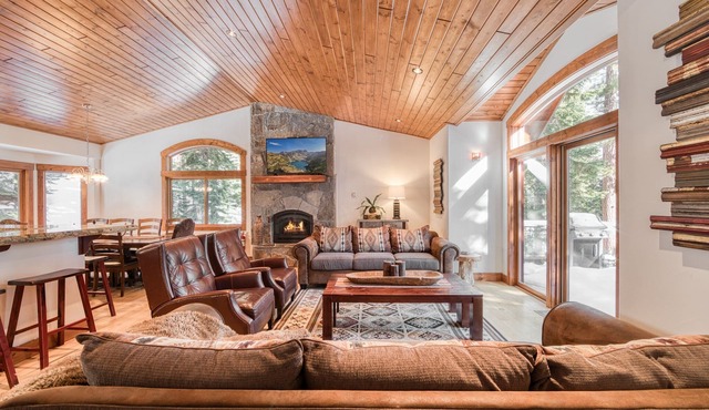 Rooney Ridge - Luxury 2600 Sq Ft, Cozy Fireplace, Family Room, Ping Pong Table!