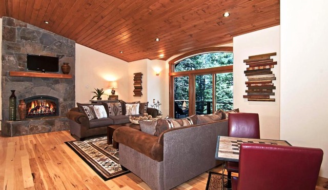 Rooney Ridge - Luxury 2600 Sq Ft, Cozy Fireplace, Family Room, Ping Pong Table!