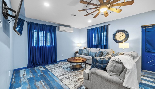 Roos&Blues lake house. City park steps away. Rm for 6, king beds, pets friendly