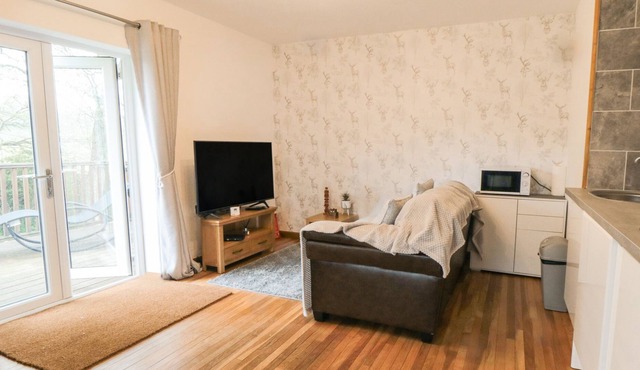 ROOSTER COTTAGE, romantic, country holiday cottage in Castleton