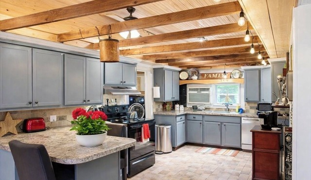 Rooster's Roost of Bells Cove - 15 Minutes from the Caverns!