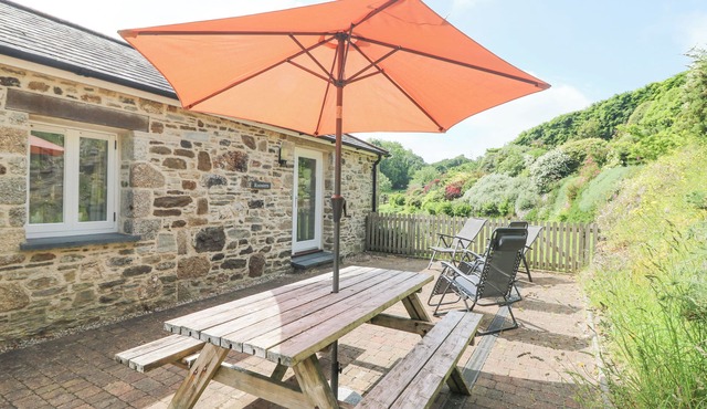ROOSTERS, pet friendly, country holiday cottage in Lostwithiel